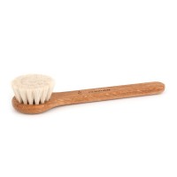 Face brush in oak and goat hair.